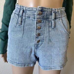 Guess light wash denim shorts 5 buttons